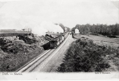 IZEL gare + train de loin.jpg